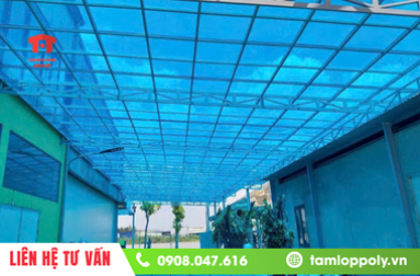 Tấm poly xanh với trong suốt – loại nào chống nóng tốt hơn?