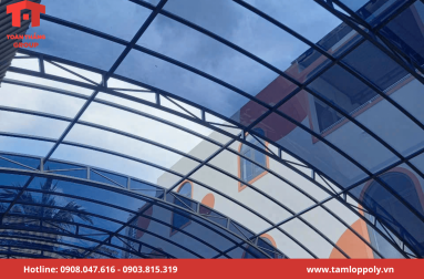Nên sử dụng kính cường lực hay tấm nhựa polycarbonate cho mái lấy sáng? 