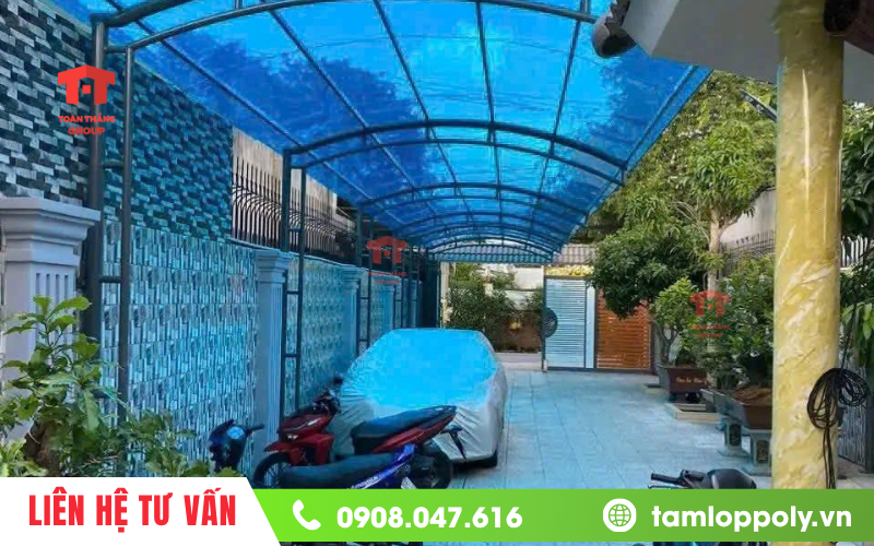 Mái che chỗ để xe cho nhà ở bằng tấm polycarbonate màu xanh