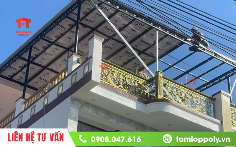 Thi công mái che sân thượng bằng tấm poly solar light