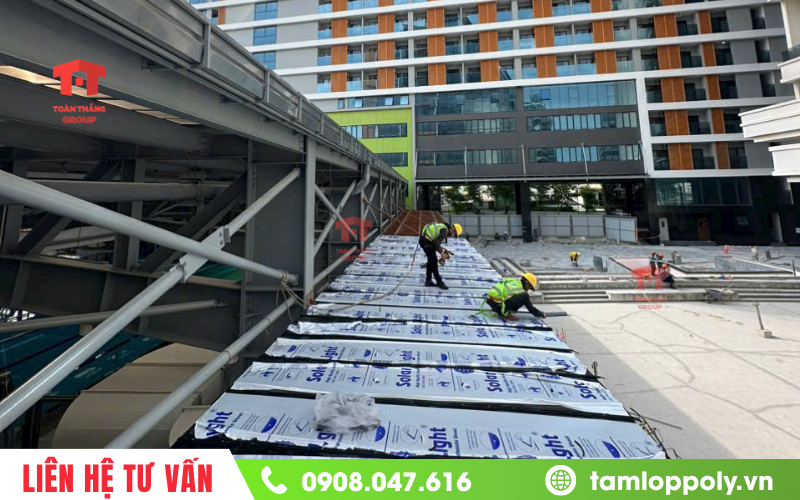 Thi công mái hiên bằng tấm polycarbonate