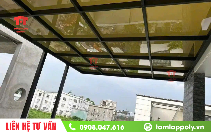 Mái che sân thượng bằng tấm poly 6mm màu nâu trà tạo cảm giác dịu mắt