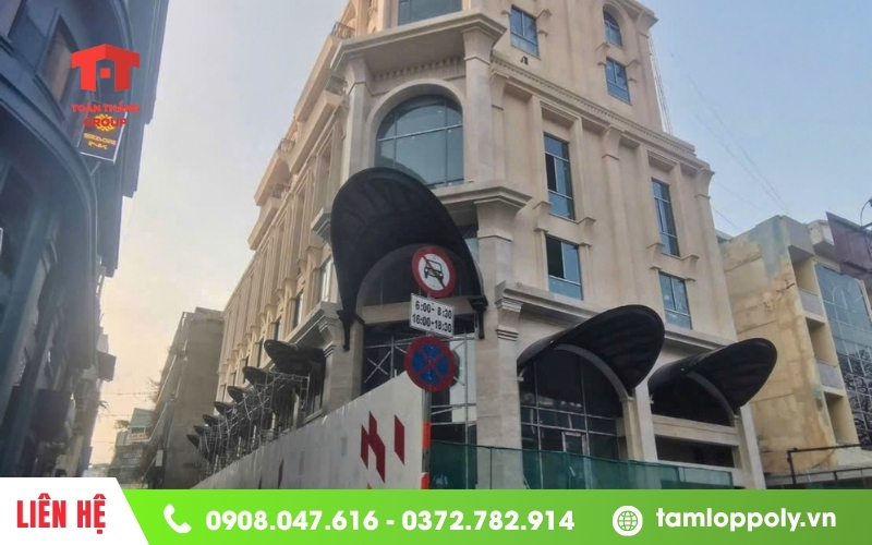 tấm lấy sáng cho mái hiên biệt thự phố