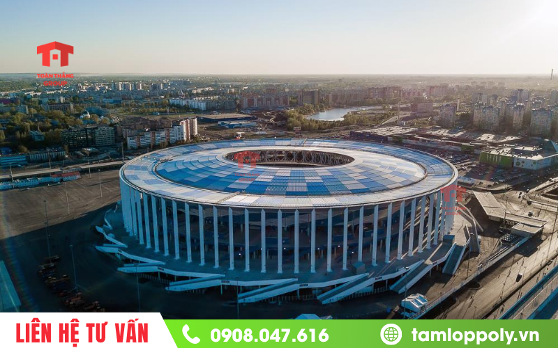 Ứng dụng tấm poly cho các công trình dân dụng như sân vận động, hồ bơi, mái hiên,..