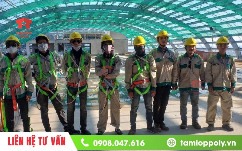 Đội ngũ thi công tấm lợp poly solar light tại Toàn Thắng